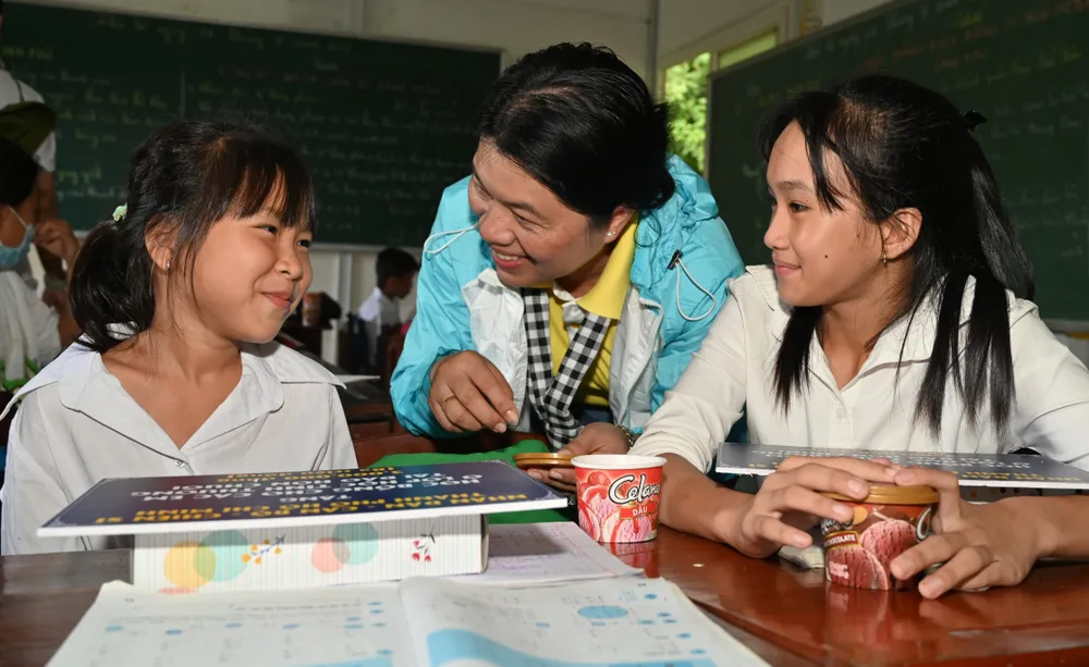 Vượt sóng dữ thăm cán bộ, chiến sĩ và nhân dân đảo Hòn Chuối ảnh 6