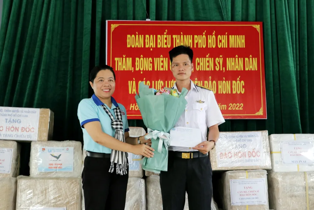 Đoàn đại biểu TPHCM đến thăm cán bộ, chiến sĩ và nhân dân trên đảo Hòn Đốc ảnh 4