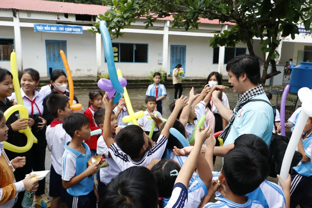 Đoàn đại biểu TPHCM đến thăm cán bộ, chiến sĩ và nhân dân trên đảo Hòn Đốc ảnh 8
