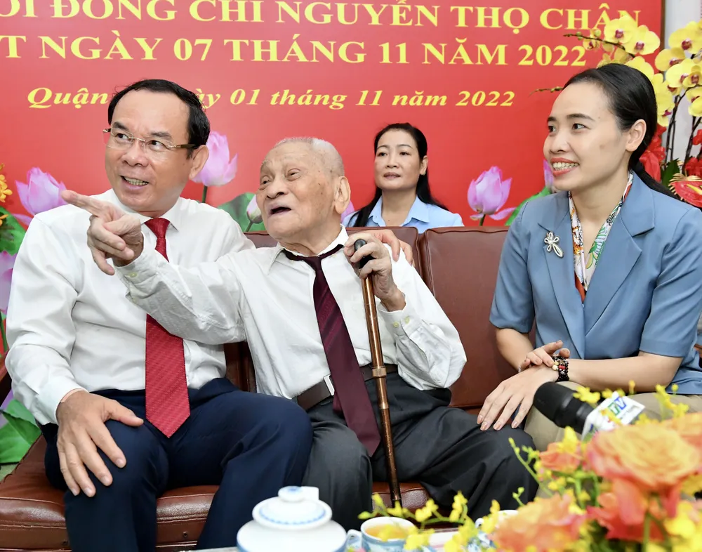 Bí thư Thành ủy TPHCM Nguyễn Văn Nên trao Huy hiệu 85 tuổi Đảng cho đồng chí Nguyễn Thọ Chân ảnh 3