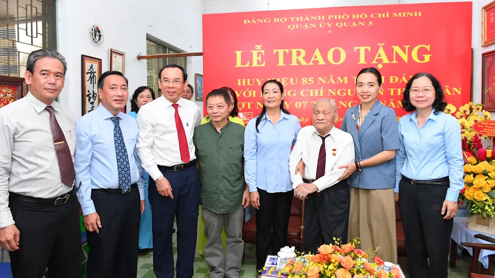 Bí thư Thành ủy TPHCM Nguyễn Văn Nên trao Huy hiệu 85 tuổi Đảng cho đồng chí Nguyễn Thọ Chân ảnh 4