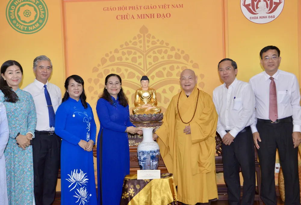 Chủ tịch HĐND TPHCM Nguyễn Thị Lệ thăm và chúc mừng Hòa thượng Thích Thiện Nhơn ảnh 2