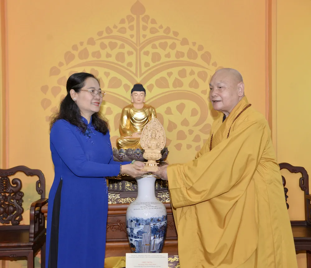 Chủ tịch HĐND TPHCM Nguyễn Thị Lệ thăm và chúc mừng Hòa thượng Thích Thiện Nhơn ảnh 3
