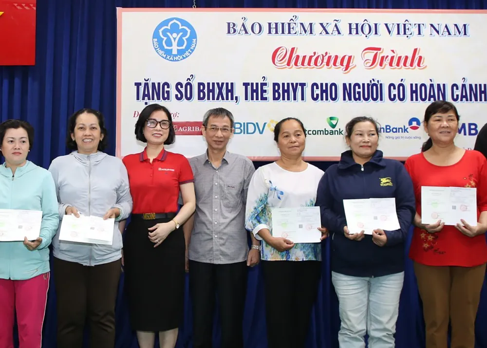 Tặng 150 sổ BHXH cho người dân khó khăn tại TPHCM ảnh 1