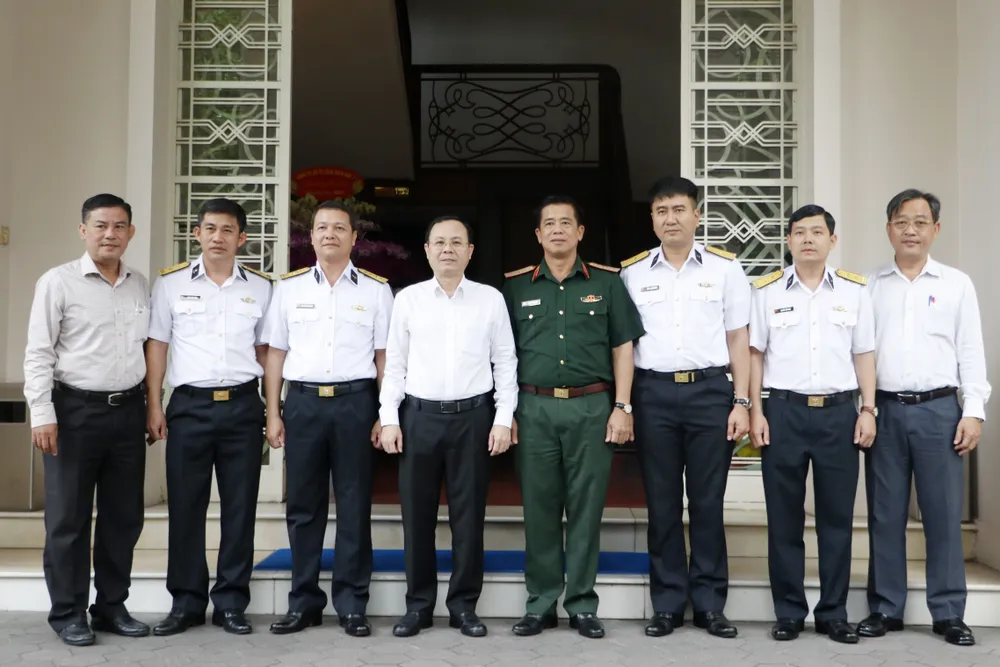 Đồng chí Nguyễn Văn Hiếu chụp hình lưu niệm cùng các đại biểu