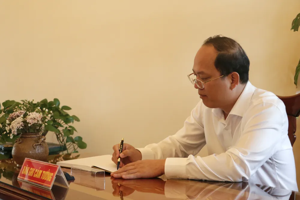 Đồng chí Nguyễn Hồ Hải ghi sổ tưởng niệm cố Thủ tướng Võ Văn Kiệt.