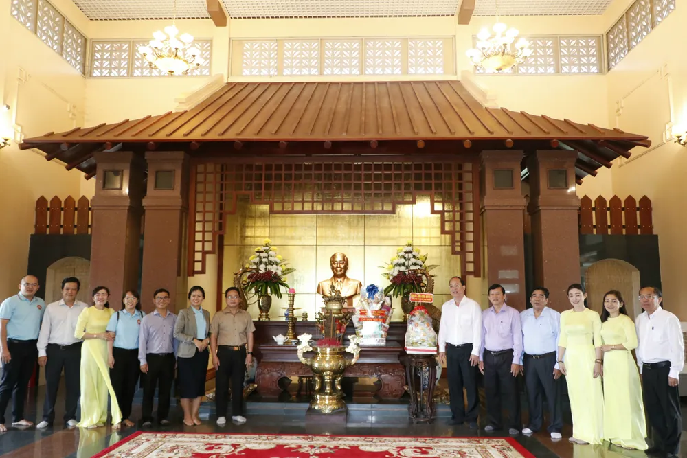 Đoàn đại biểu chụp hình lưu niệm tại Khu tưởng niệm cố Thủ tướng Võ Văn Kiệt.