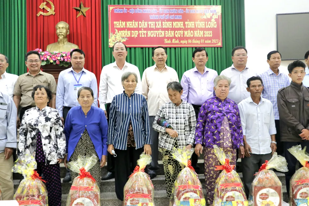 Đồng chí Nguyễn Hồ Hải tặng quà gia đình chính sách, hộ có hoàn cảnh khó khăn tại Vĩnh Long