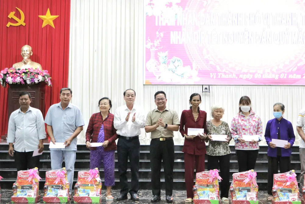 Phó Chủ tịch Ủy ban MTTQ Việt Nam TPHCM Phạm Minh Tuấn tặng quà gia đình chính sách, hộ khó khăn tại TP Vị Thanh