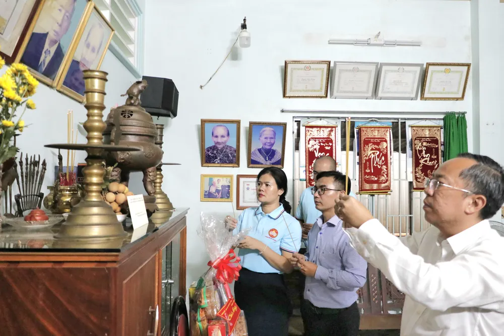 Các đại biểu dâng hương tưởng niệm đồng chí Trần Não