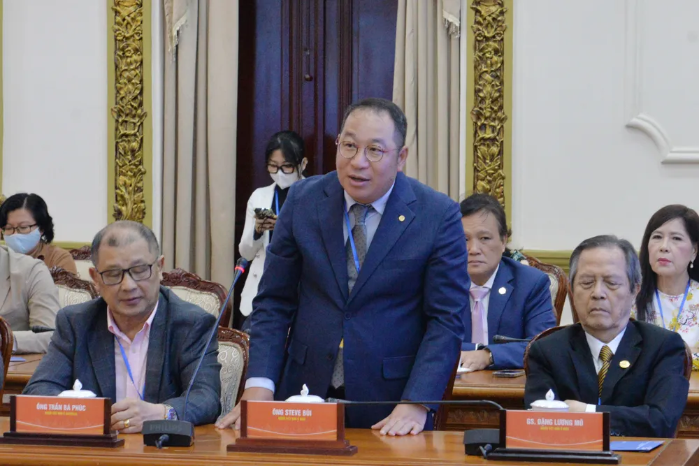 Ông Steve Bùi đóng góp ý kiến tại buổi gặp mặt. Ảnh: NGÔ BÌNH