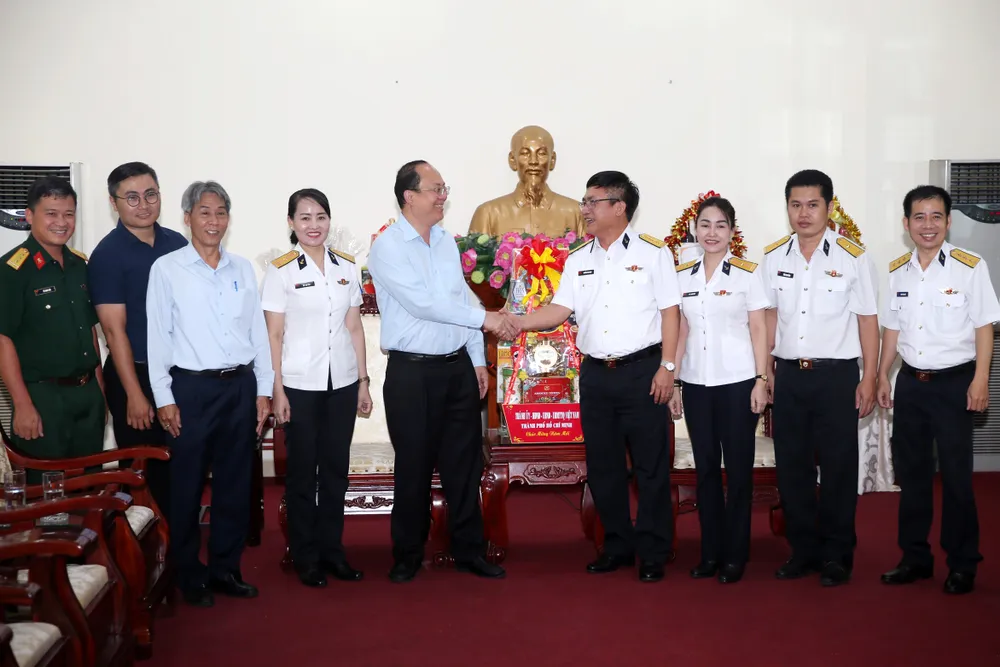 Đồng chí Nguyễn Hồ Hải thăm, chúc tết cơ quan Thường trực phía Nam, Bộ Tư lệnh Hải quân. Ảnh: NGÔ BÌNH