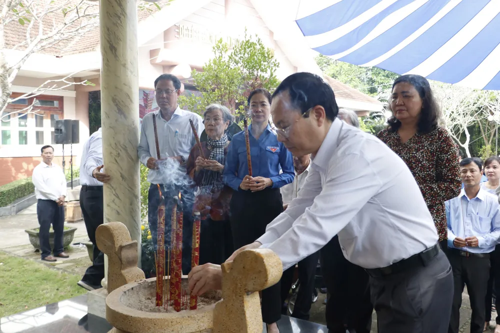 Đồng chí Nguyễn Văn Hiếu dâng hương tưởng niệm các anh hùng liệt sĩ. Ảnh: NGÔ BÌNH