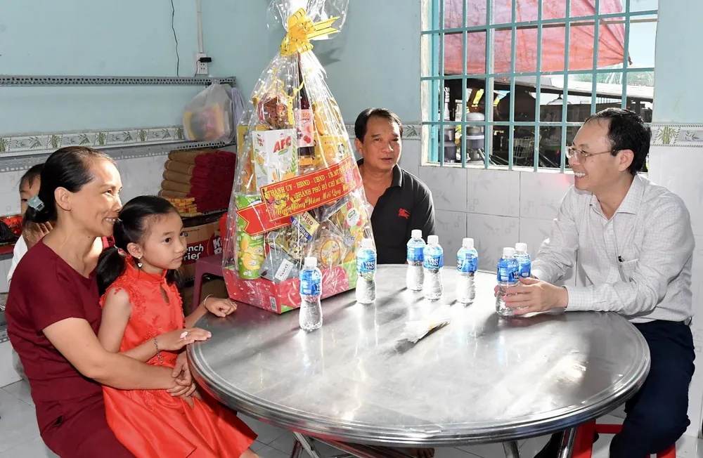 Phó Bí thư Thành ủy TPHCM Nguyễn Văn Hiếu thăm, tặng quà gia đình dân tộc thiểu số nghèo. Ảnh: VIỆT DŨNG.