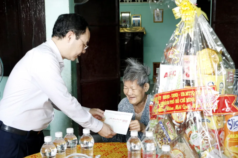 Đồng chí Nguyễn Văn Hiếu tặng quà đại diện gia đình nuôi dưỡng trẻ em mồ côi vì Covid-19. Ảnh: NGÔ BÌNH