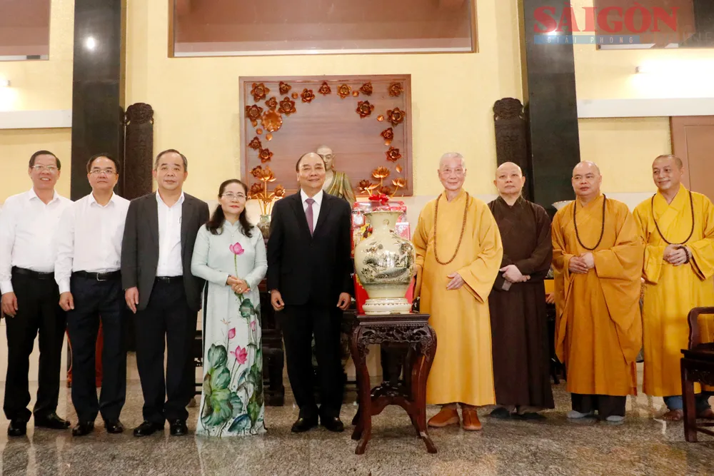 Chủ tịch nước Nguyễn Xuân Phúc tặng quà lưu niệm Giáo hội Phật giáo Việt Nam. Ảnh: NGÔ BÌNH