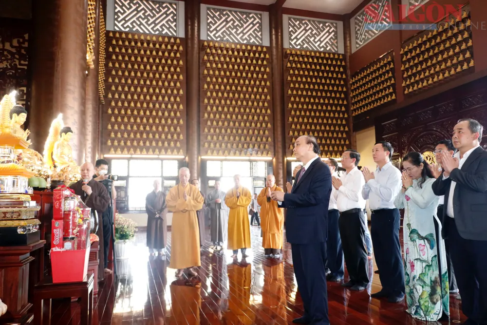 Chủ tịch nước Nguyễn Xuân Phúc cùng đoàn dâng hương tại chánh điện chùa Huê Nghiêm. Ảnh: NGÔ BÌNH