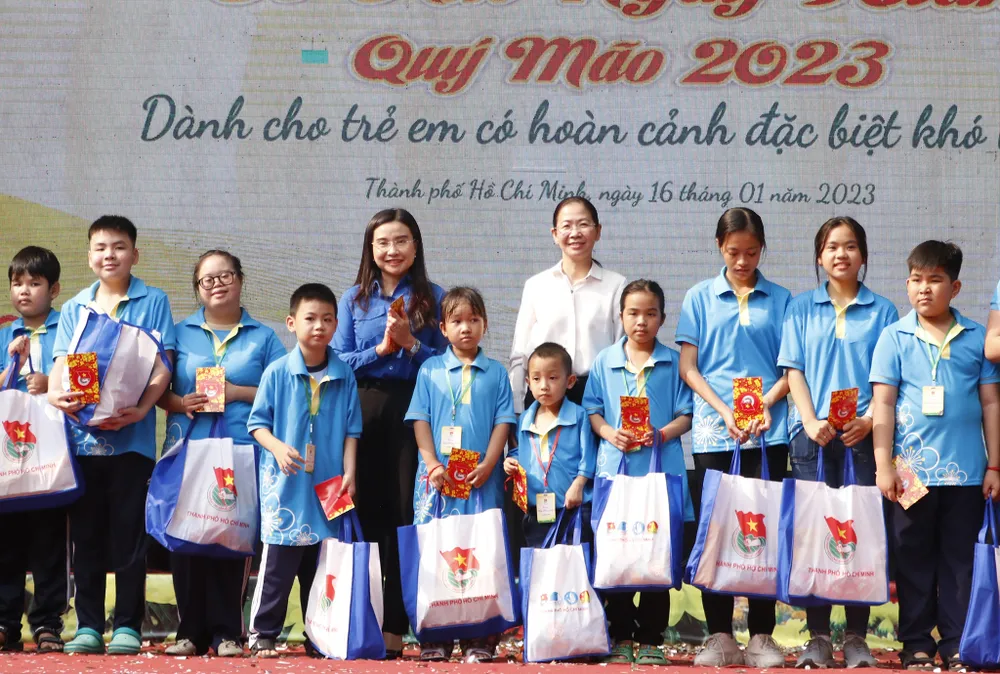 Bí thư Trung ương Đoàn Nguyễn Phạm Duy Trang và Bí thư Thành Đoàn TPHCM Phan Thị Thanh Phương tặng quà cho các em có hoàn cảnh khó khăn Bí thư Trung ương Đoàn Nguyễn Phạm Duy Trang và Bí thư Thành Đoàn TPHCM Phan Thị Thanh Phương tặng quà cho các em có hoàn cảnh khó khăn