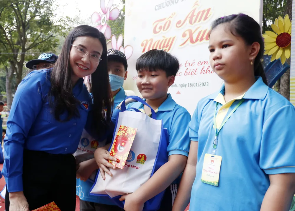 Bí thư Trung ương Đoàn Nguyễn Phạm Duy Trang tặng quà các em có hoàn cảnh khó khăn Bí thư Trung ương Đoàn Nguyễn Phạm Duy Trang tặng quà các em có hoàn cảnh khó khăn