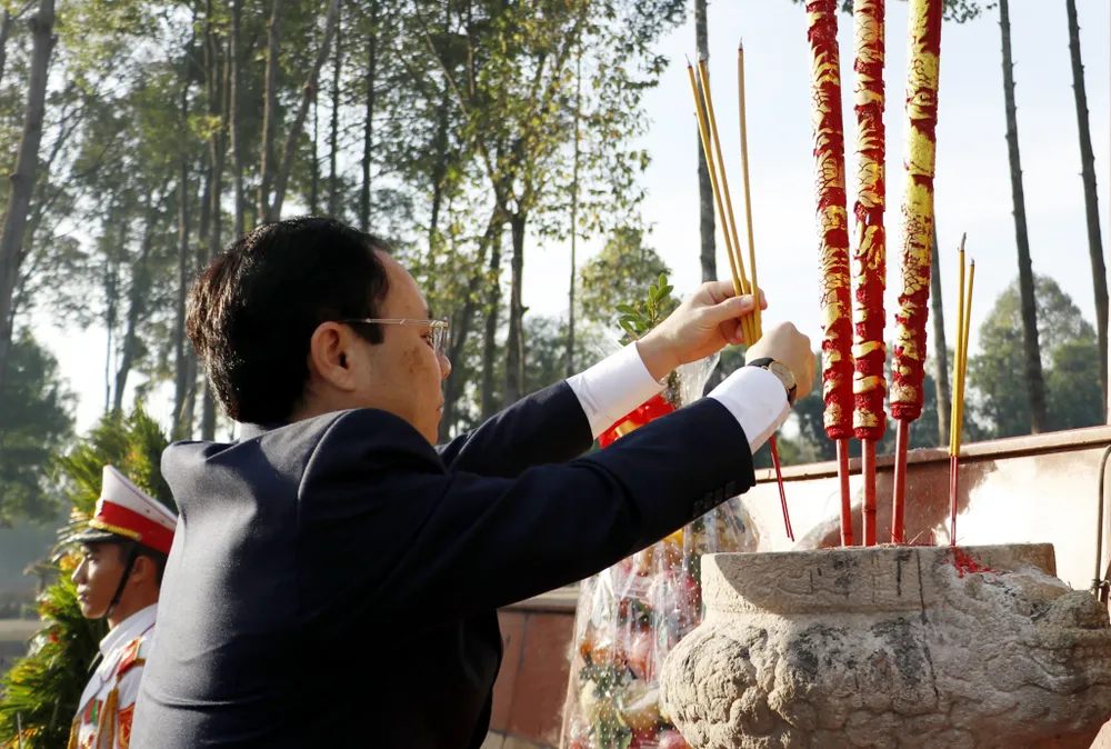 Đồng chí Nguyễn Văn Hiếu dâng hương tưởng nhớ các anh hùng liệt sĩ tại Nghĩa trang Liệt sĩ huyện Củ Chi. Ảnh: NGÔ BÌNH