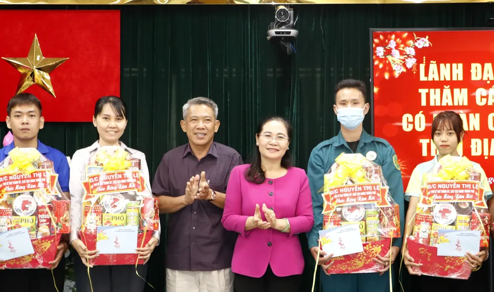 Chủ tịch HĐND TPHCM Nguyễn Thị Lệ và Chủ tịch UBND quận 3 Võ Văn Đức trao quà cho người lao động, thành viên lực lượng vũ trang có hoàn cảnh khó khăn. Ảnh: NGÔ BÌNH.