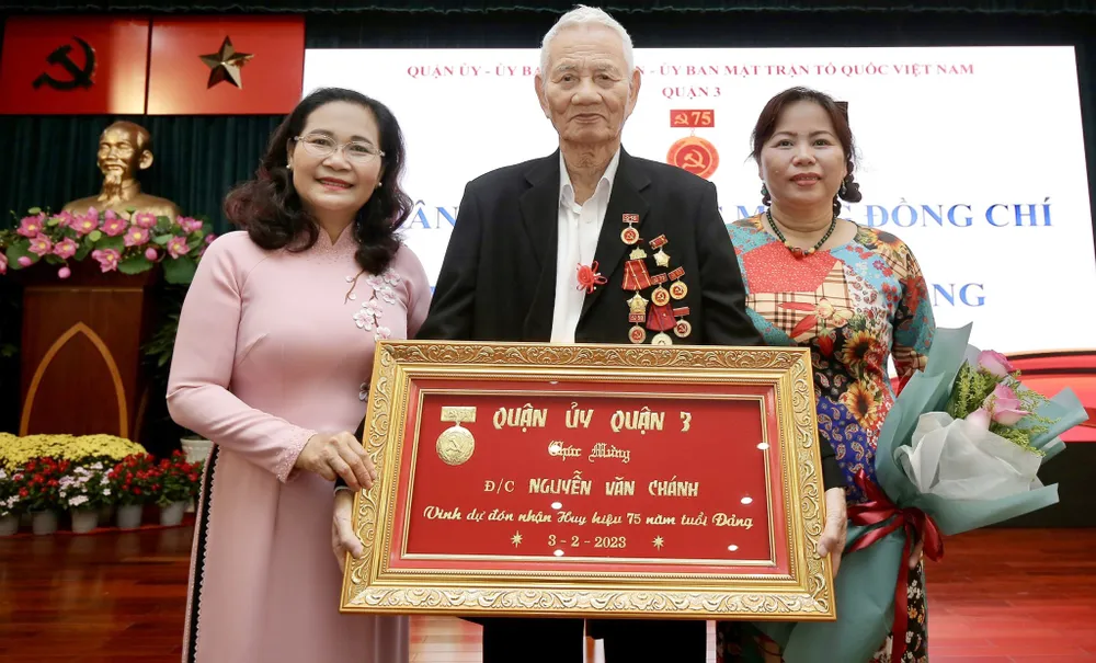 Đồng chí Nguyễn Thị Lệ trao Huy hiệu 75 năm tuổi Đảng cho đảng viên Nguyễn Văn Chánh. Ảnh: DŨNG PHƯƠNG