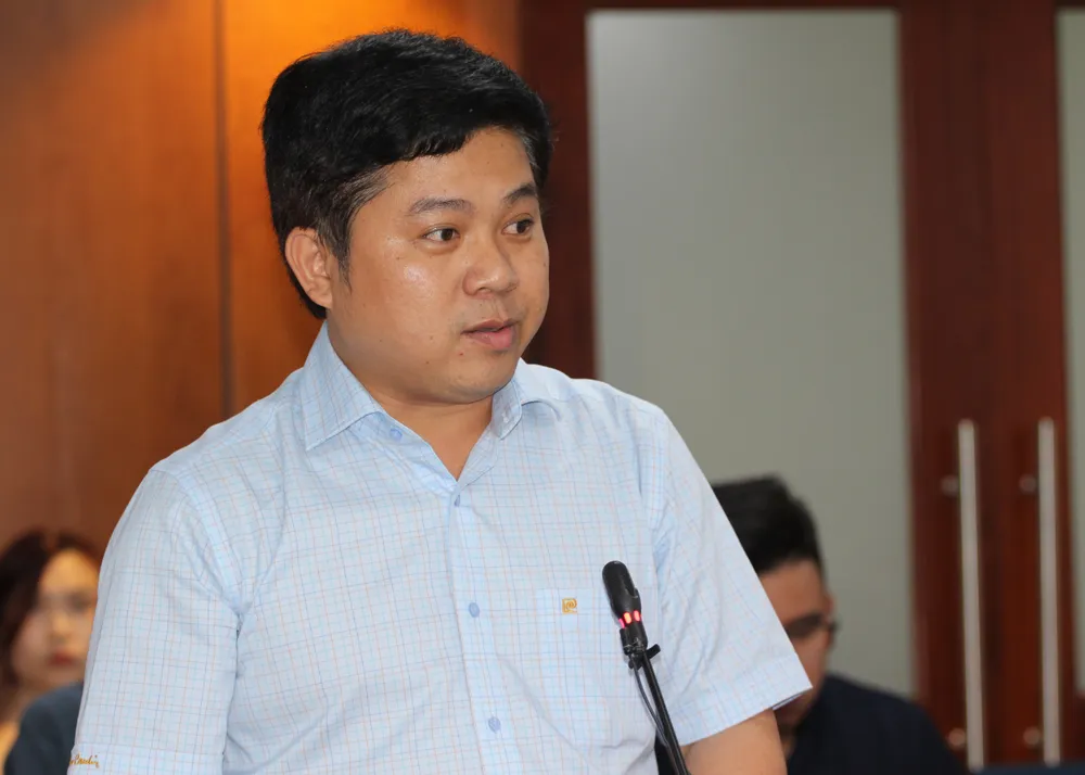 Chánh Văn phòng Sở GD-ĐT TPHCM Hồ Tấn Minh thông tin tại họp báo. Ảnh: NGÔ BÌNH