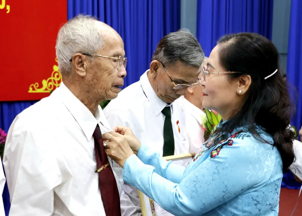 Phó Bí thư Thành ủy, Chủ tịch HĐND TPHCM Nguyễn Thị Lệ trao Huy hiệu Đảng tại huyện Củ Chi. Ảnh: NGÔ BÌNH.