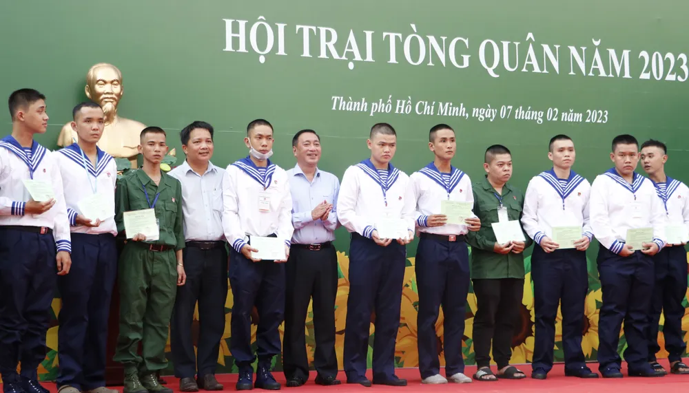 Bí thư Quận ủy quận 3 trao tặng học bổng cho thanh niên trúng tuyển nghĩa vụ quân sự Bí thư Quận ủy quận 3 trao tặng học bổng cho thanh niên trúng tuyển nghĩa vụ quân sự