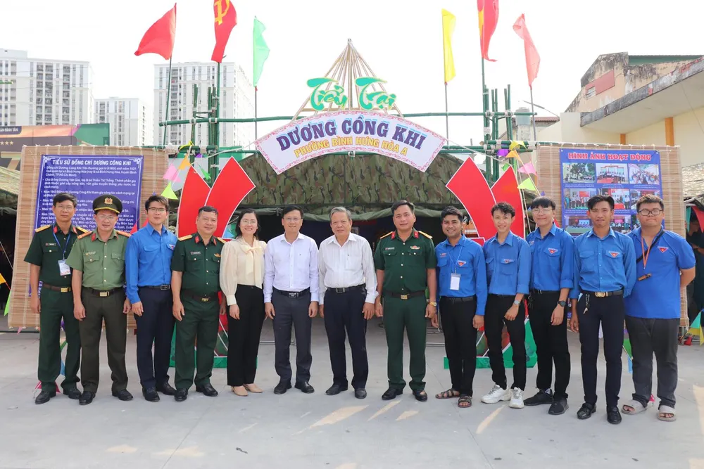 Lãnh đạo quận Bình Tân chụp hình lưu niệm cùng các trại sinh Lãnh đạo quận Bình Tân chụp hình lưu niệm cùng các trại sinh