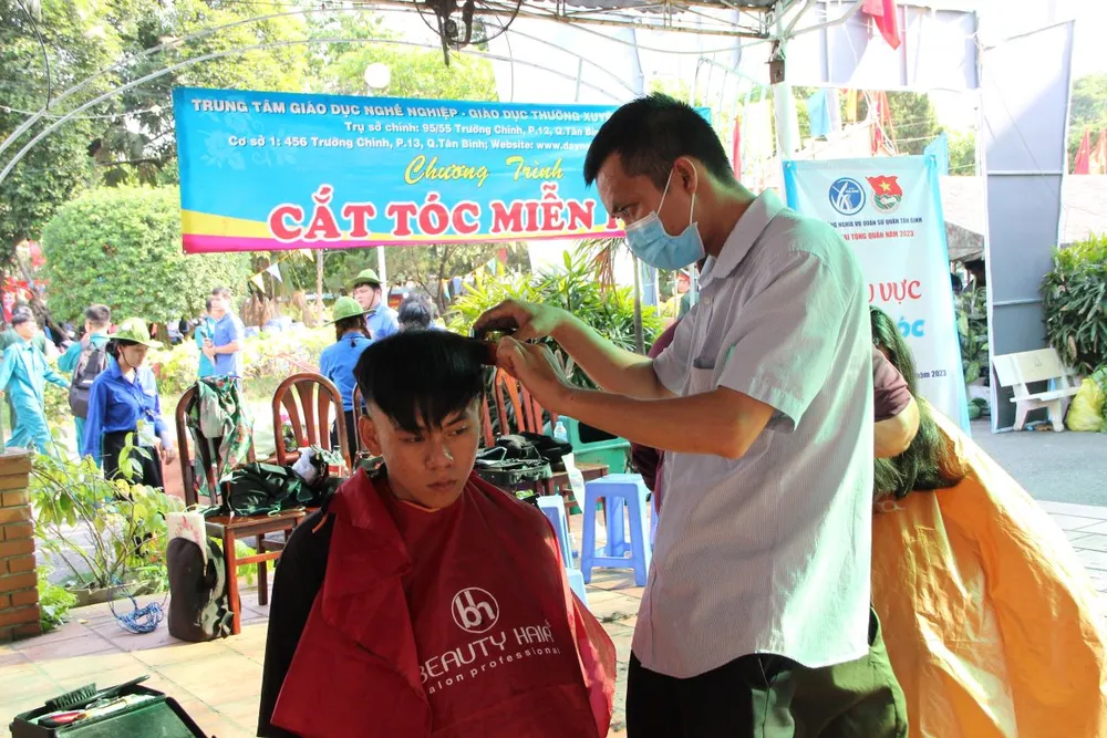 Công dân nhập ngũ được cắt tóc gọn gàng trước lúc lên đường Công dân nhập ngũ được cắt tóc gọn gàng trước lúc lên đường