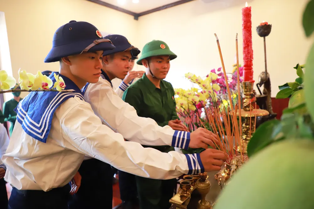 Thanh niên trúng tuyển nghĩa vụ quân sự dâng hương Chủ tịch Hồ Chí Minh Thanh niên trúng tuyển nghĩa vụ quân sự dâng hương Chủ tịch Hồ Chí Minh