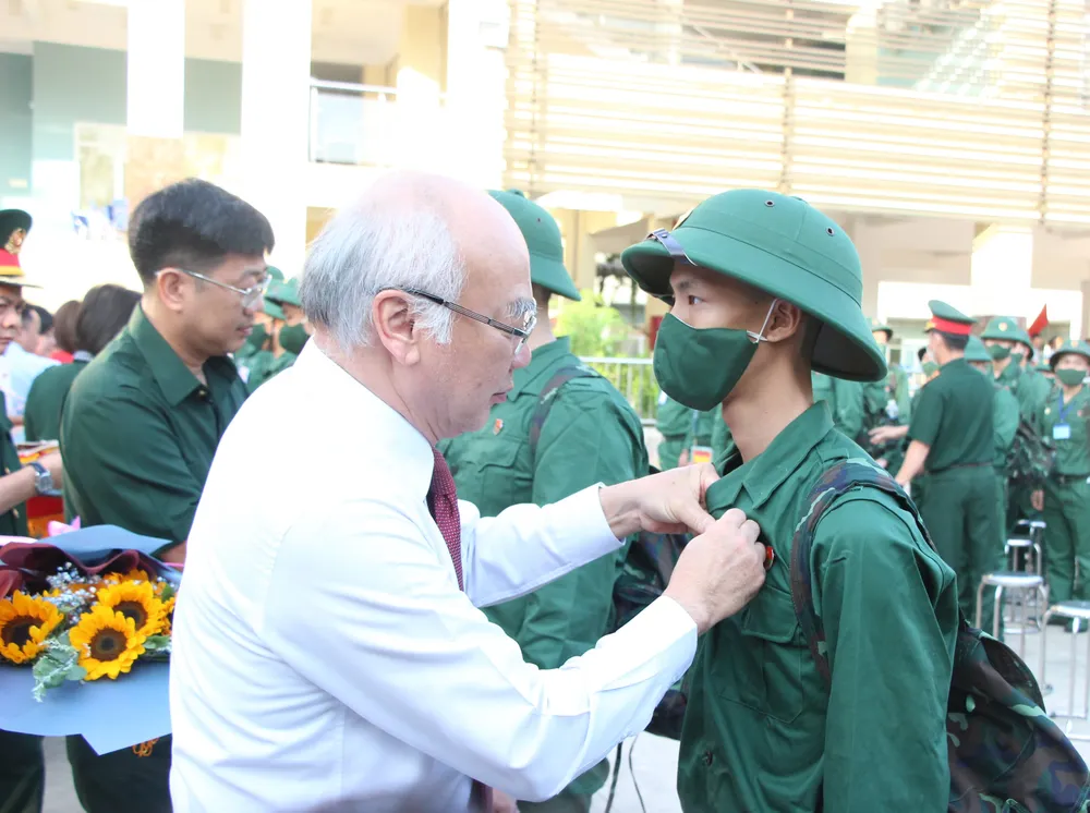 Đồng chí Phan Nguyễn Như Khuê động viên các tân binh quận 8 trước giờ lên đường nhập ngũ. Ảnh: MAI HOA