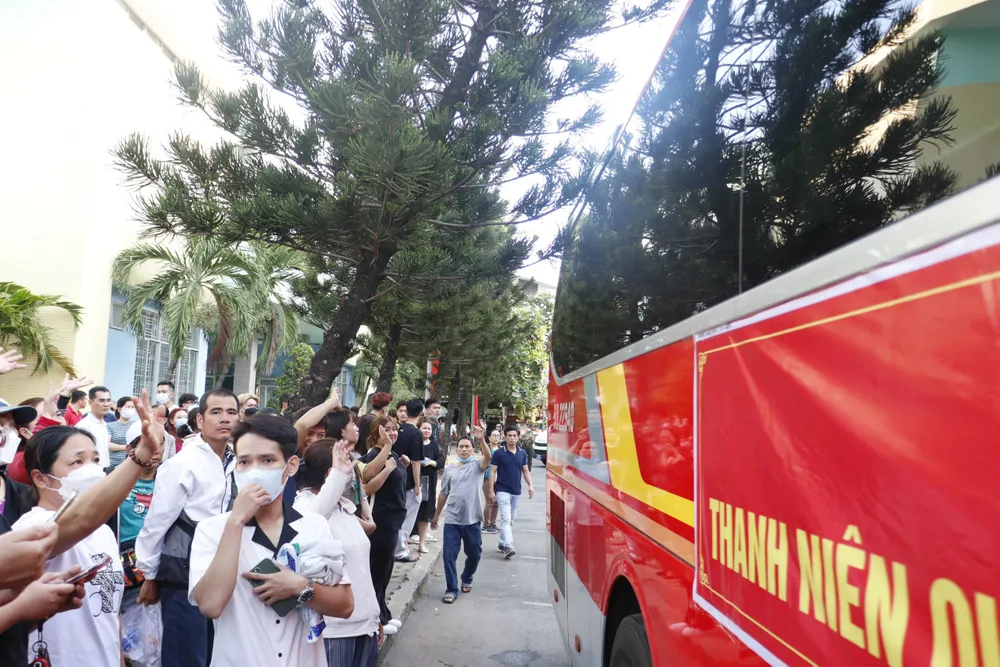 Người thân tiễn thanh niên quận Phú Nhuận lên đường nhập ngũ