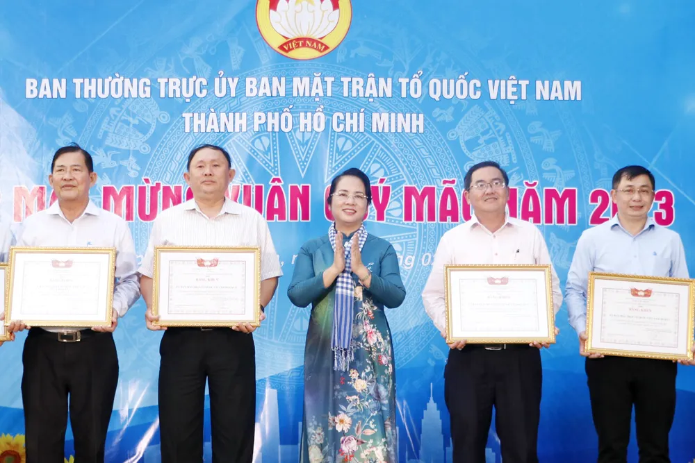 Đồng chí Trần Kim Yến tặng bằng khen các đơn vị có thành tích xuất sắc