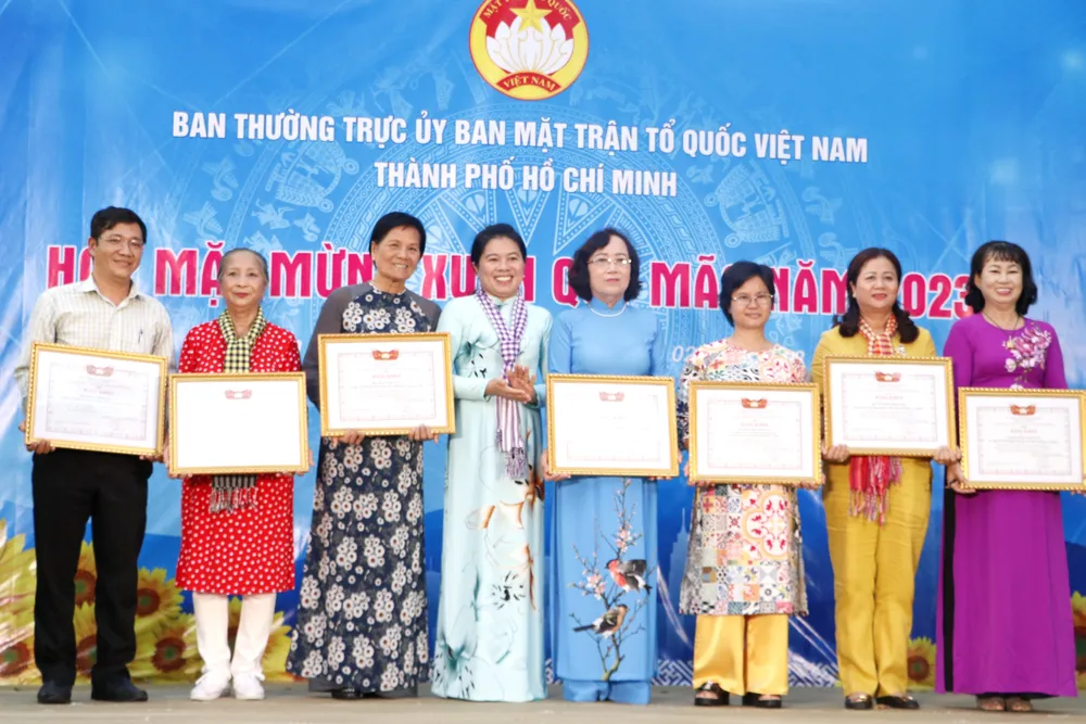 Đồng chí Nguyễn Trần Phượng Trân tặng bằng khen cho các đơn vị có thành tích xuất sắc