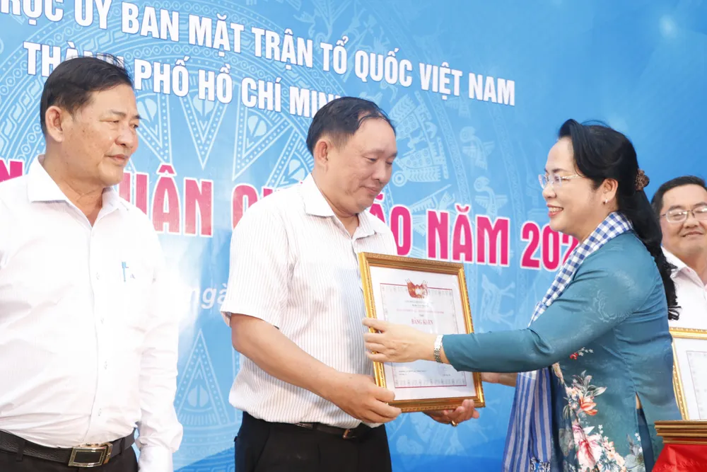 Đồng chí Trần Kim Yến tặng bằng khen cho các đơn vị có thành tích xuất sắc