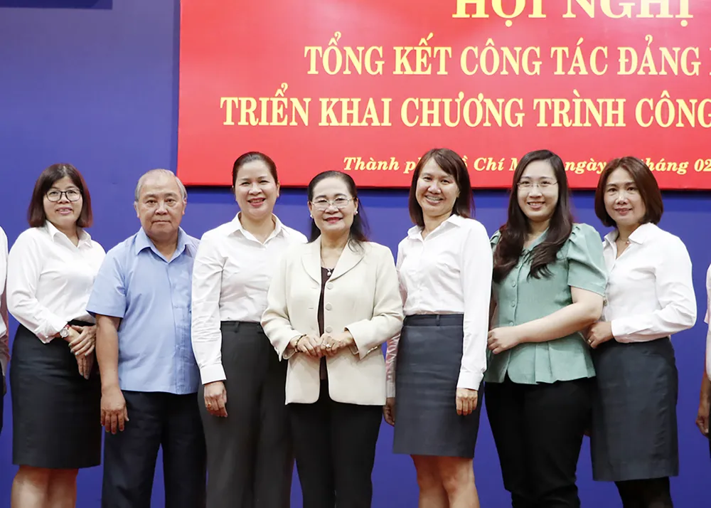 Đồng chí Nguyễn Thị Lệ chụp hình lưu niệm cùng các đại biểu. Ảnh: NGÔ BÌNH