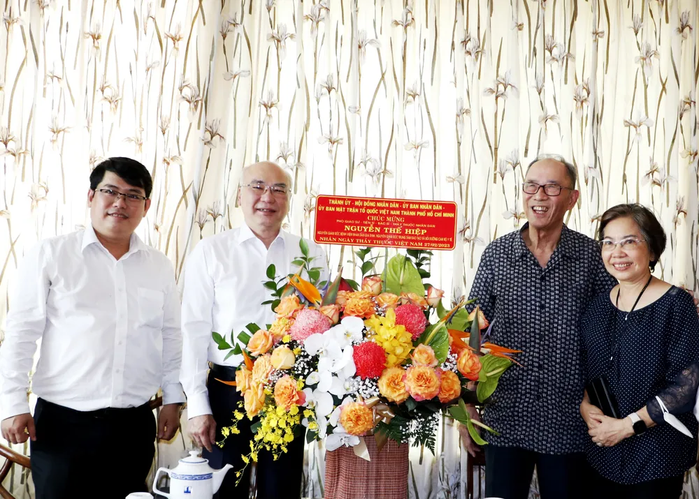 Đồng chí Phan Nguyễn Như Khuê thăm, chúc mừng PSG.TS.BS Nguyễn Thế Hiệp Đồng chí Phan Nguyễn Như Khuê thăm, chúc mừng PSG.TS.BS Nguyễn Thế Hiệp