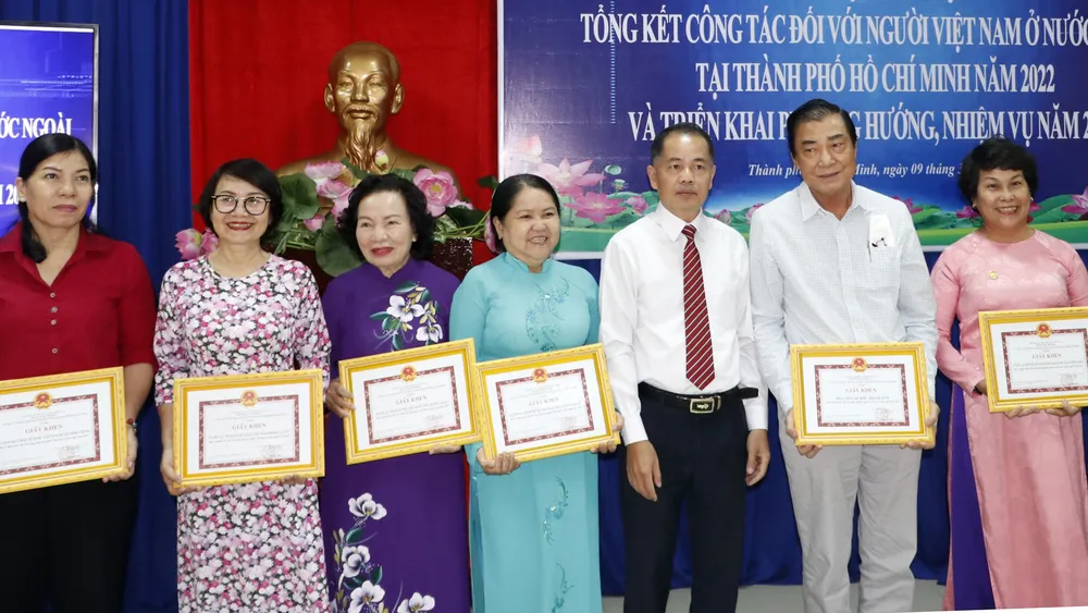 Các tập thể, cá nhân có thành tích xuất sắc nhận giấy khen của Ủy ban về người Việt Nam ở nước ngoài TPHCM