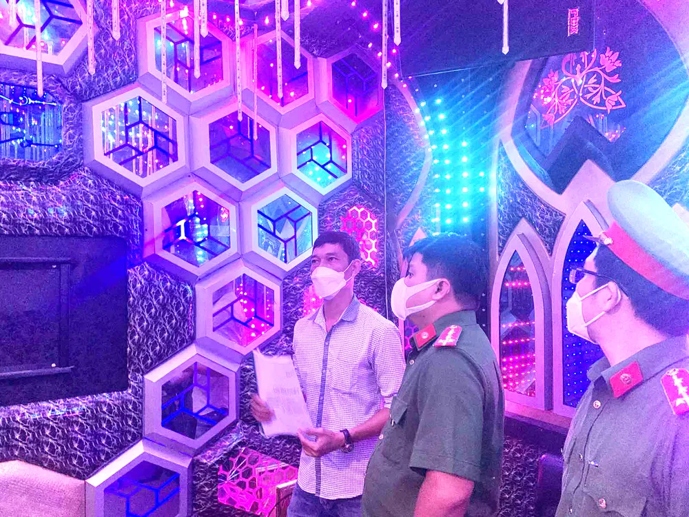 Cơ quan chức năng kiểm tra các cơ sở karaoke trên địa bàn TPHCM
