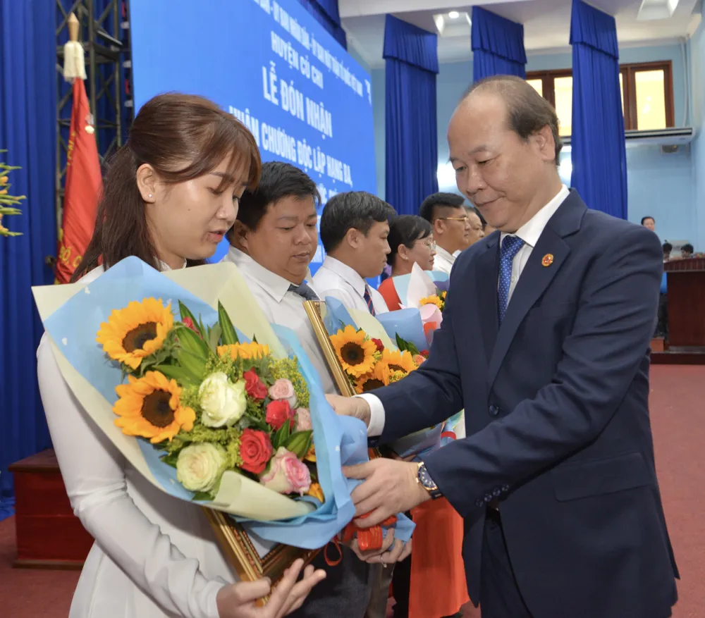Bí thư Huyện ủy, Chủ tịch HĐND huyện Củ Chi trao tặng bằng khen cho các tập thể, cá nhân. Ảnh: CAO THĂNG.