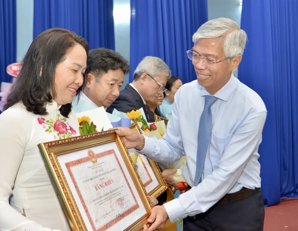Phó Chủ tịch UBND TPHCM Võ Văn Hoan trao tặng bằng khen của UBND TPHCM cho các tập thể, cá nhân. Ảnh: CAO THĂNG.