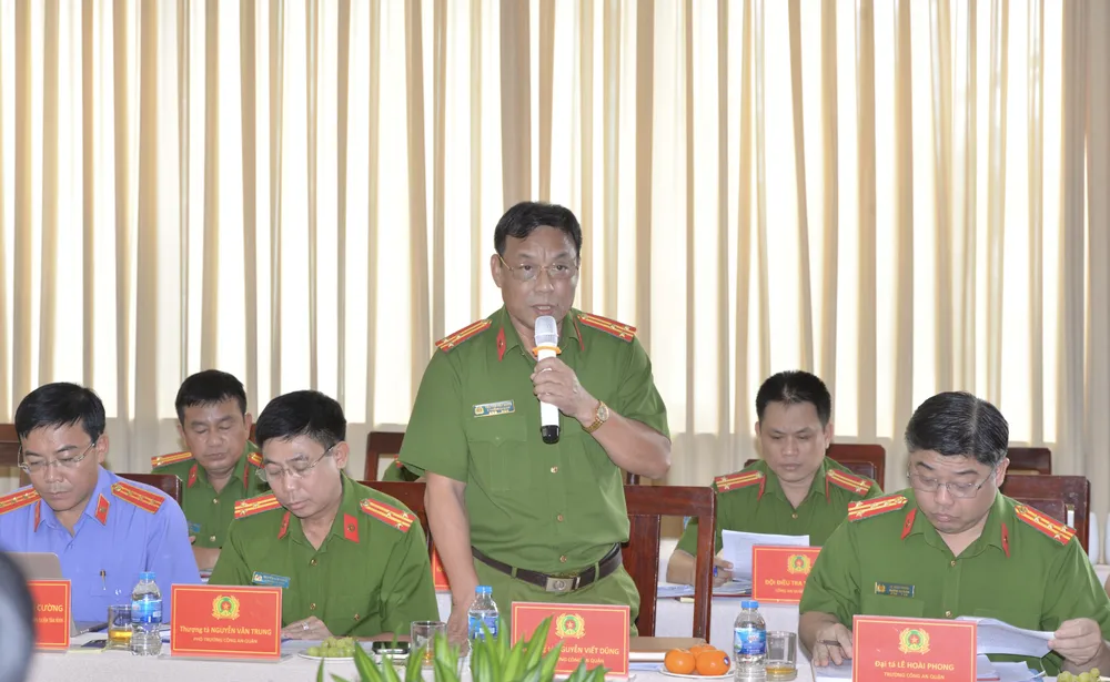 Đại diện Công an quận Tân Bình báo cáo với đoàn giám sát. Ảnh: CAO THĂNG