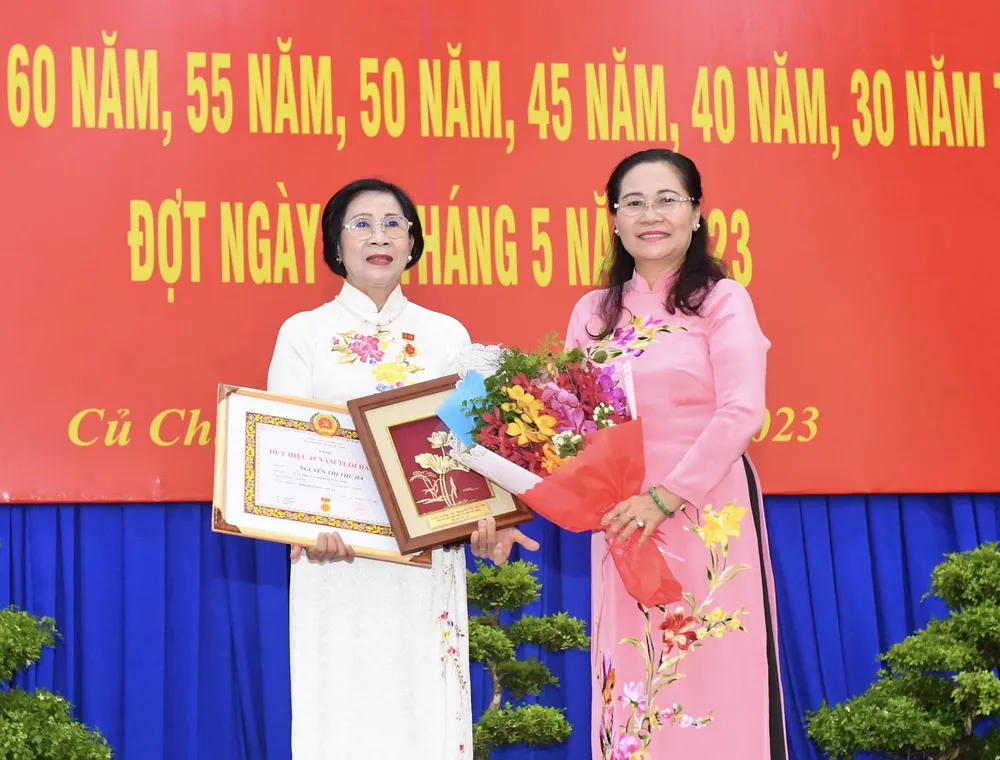 Chủ tịch HĐND TPHCM Nguyễn Thị Lệ trao Huy hiệu 45 năm tuổi Đảng cho đồng chí Nguyễn Thị Thu Hà, nguyên Ủy viên Trung ương Đảng, nguyên Phó Bí thư Thành ủy TPHCM. Ảnh: VIỆT DŨNG