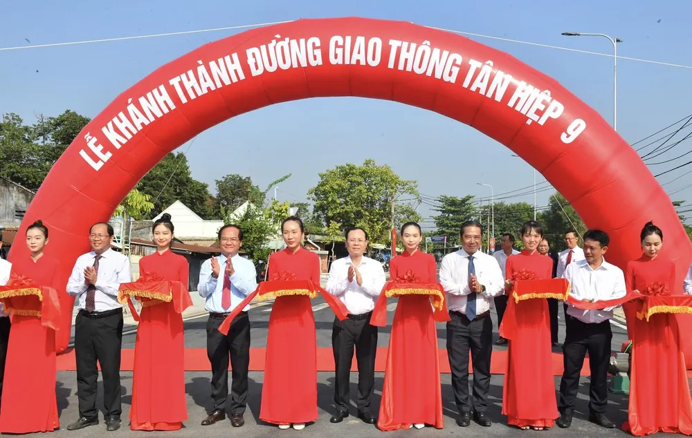 Phó Bí thư Thành ủy TPHCM Nguyễn Văn Hiếu cắt băng khánh thành đường Tân Hiệp 9, huyện Hóc Môn. Ảnh: VIỆT DŨNG Phó Bí thư Thành ủy TPHCM Nguyễn Văn Hiếu cắt băng khánh thành đường Tân Hiệp 9, huyện Hóc Môn. Ảnh: VIỆT DŨNG