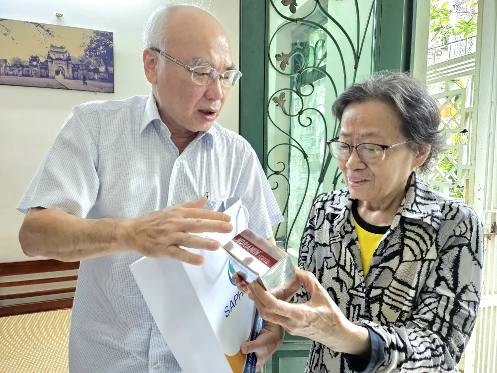 Đồng chí Phan Nguyễn Như Khuê gửi tặng phần quà chăm sóc sức khỏe đến bà Lê Thị Lân. Ảnh: NGÔ BÌNH Đồng chí Phan Nguyễn Như Khuê gửi tặng phần quà chăm sóc sức khỏe đến bà Lê Thị Lân. Ảnh: NGÔ BÌNH