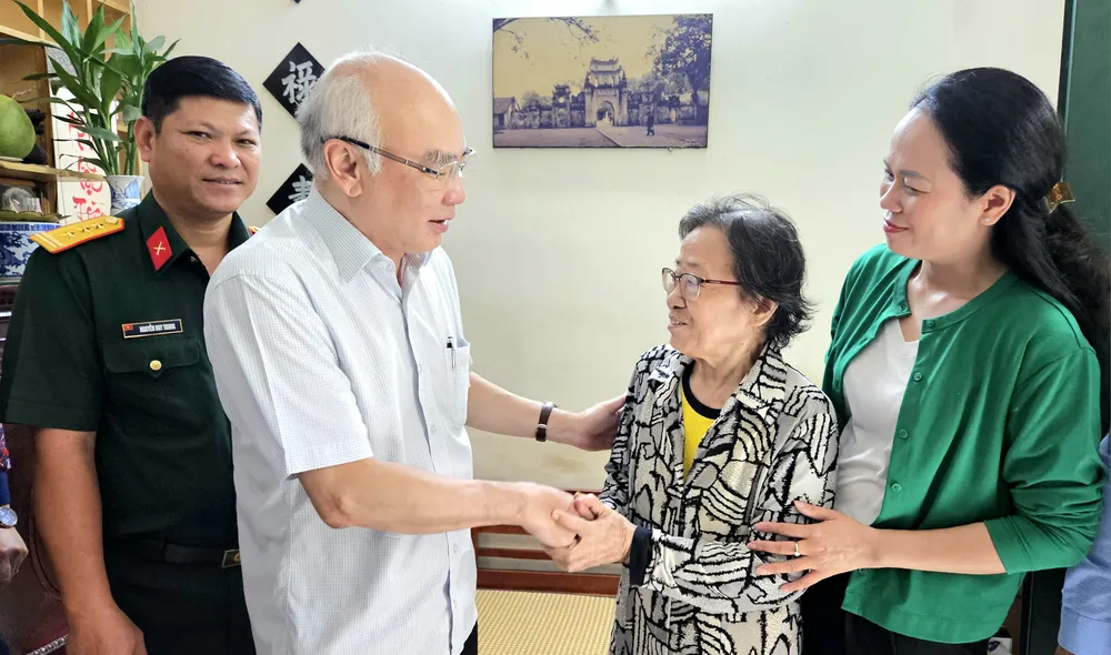 Đồng chí Phan Nguyễn Như Khuê hỏi thăm sức khỏe, động viên bà Lê Thị Lân. Ảnh: NGÔ BÌNH. Đồng chí Phan Nguyễn Như Khuê hỏi thăm sức khỏe, động viên bà Lê Thị Lân. Ảnh: NGÔ BÌNH.