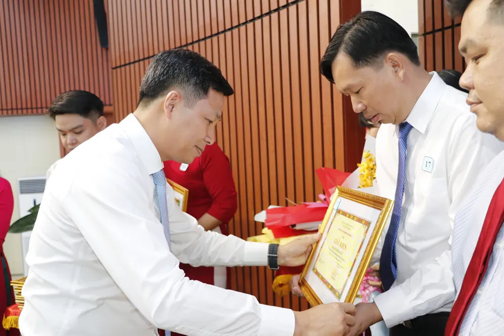 Chủ tịch UBND quận 12 Nguyễn Văn Đức trao giấy khen cho các gương điển hình tiên tiến.