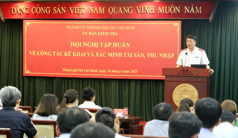 Báo cáo viên Ngô Mạnh Hùng phổ biến, quán triệt các quy định về công tác kê khai tài sản, thu nhập. Ảnh: NGÔ BÌNH